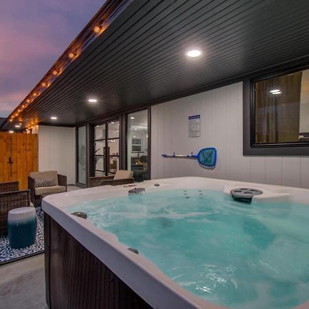 5-Bd Modern Central Getaway W Hot Tub - Mins To Dt Villa Houston Bagian luar foto